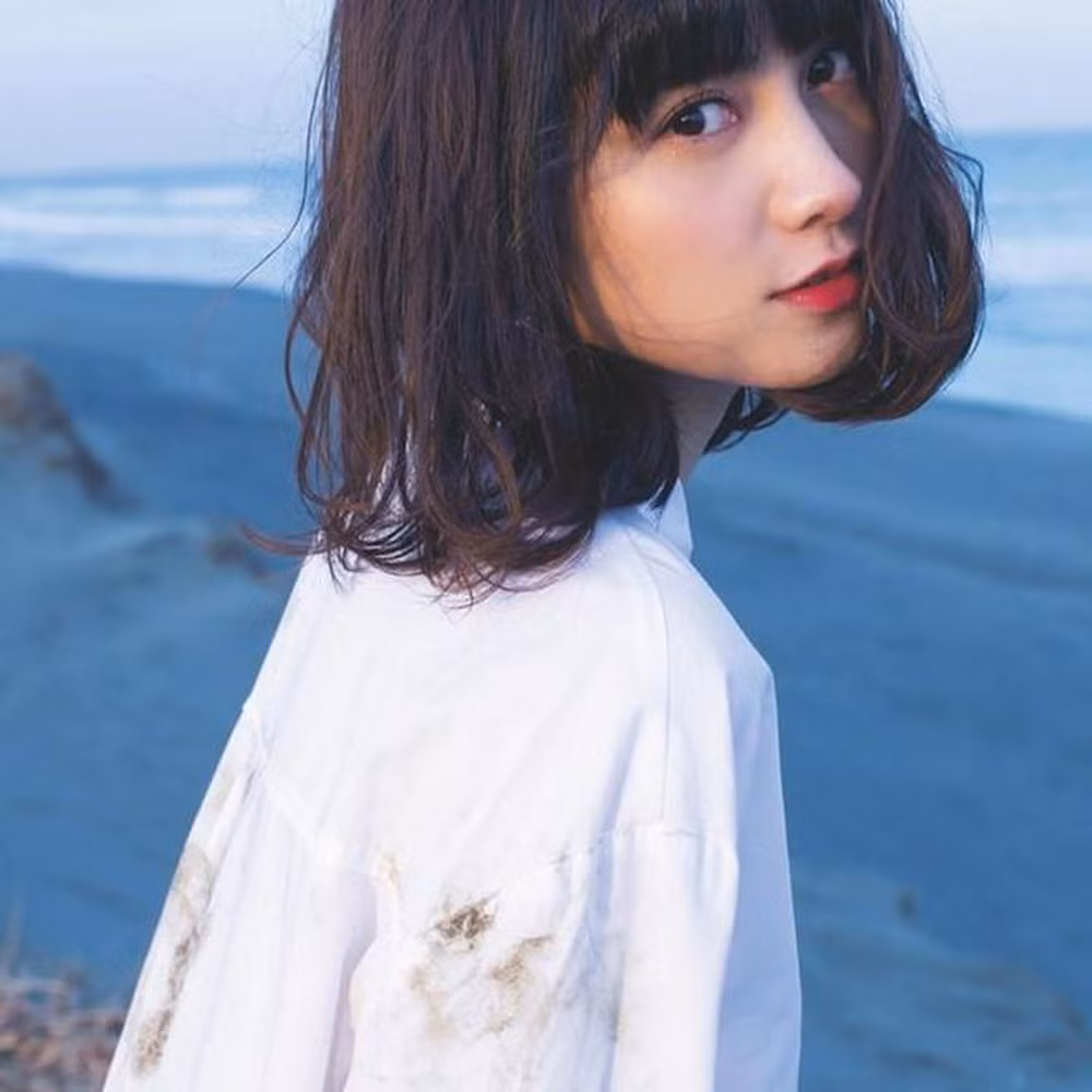 Nhờ lợi thế ngoại hình, khi còn học trung học, Nashiko đã được một người bạn người bạn nhờ tham gia hoạt động cosplay ở địa phương và trở thành cosplayer chuyên nghiệp.