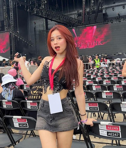 Đồng Thị Hoa Mỹ cũng xuất hiện ở sân Hàng Đẫy tiếp lửa cho chàng cầu thủ trong các trận đấu sân nhà của CLB Thể Công Viettel.