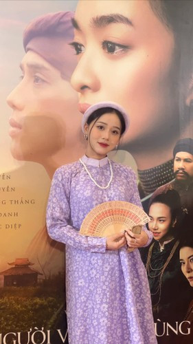 Cầu thủ Nhâm Mạnh Dũng lập tức vào tương tác và bày tỏ lời yêu với người đẹp. Đồng Thị Hoa Mỹ khen hoa đẹp và thả tim cho bạn trai.