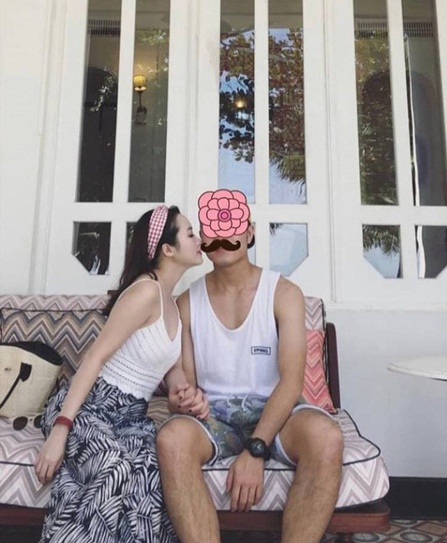 Ngày vui của cặp đôi gái xinh và cầu thủ được bảo mật một cách tối đa. Chỉ khi ngày vui qua đi, gia đình, người thân và bạn bè mới hé lộ ảnh nét căng về lễ ăn hỏi của họ.