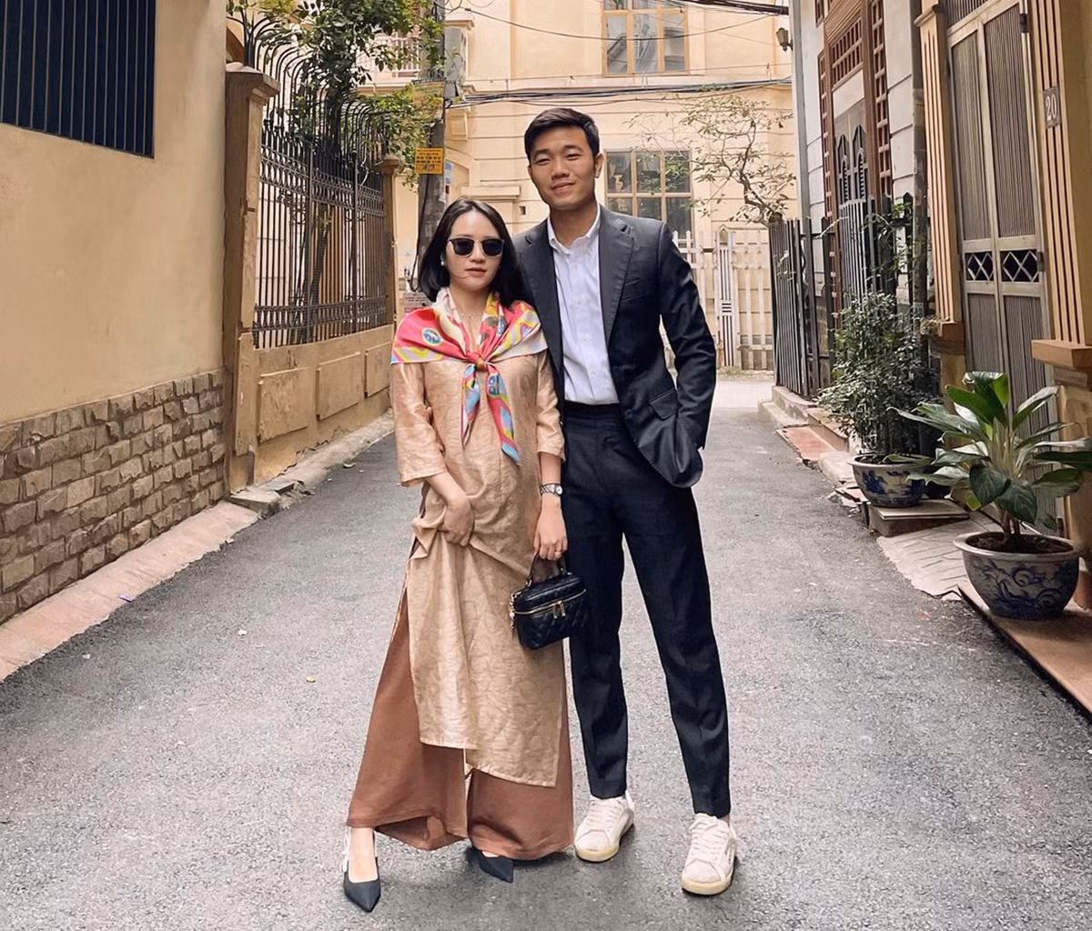 Dù đang trong thời kỳ nuôi con nhỏ nhưng có thể dễ dàng nhận ra Nhuệ Giang về dáng rất nhanh, vòng eo rất thon thả.