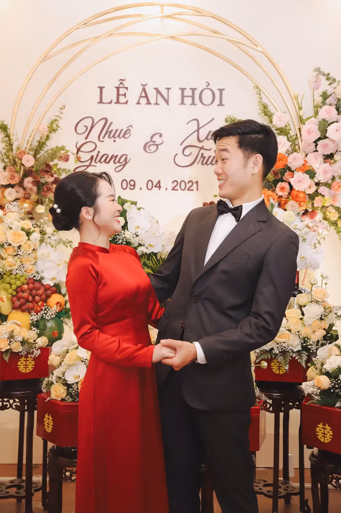 Đặc biệt, khi vợ bước lên bậc cầu thang, hành động đưa tay ra đỡ "nóc nhà" của Xuân Trường khiến ai cũng ngưỡng mộ.