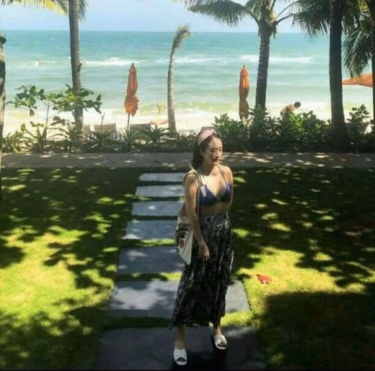 Khoảng cuối tháng 6 vừa qua, Ngô Mai Nhuệ Giang gây chú ý khi lần đầu tiên công khai đã sinh con thông qua hình ảnh ngồi chăm em bé, đính kèm caption: "Mẹ yêu con".