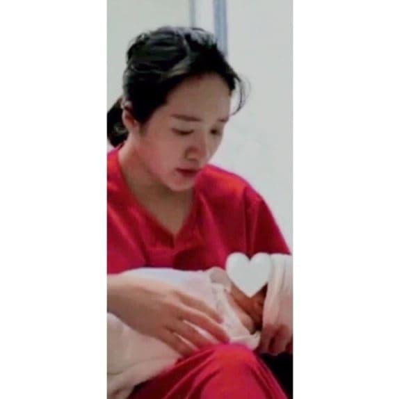 Khoảnh khắc ghi lại, cả tiền vệ Xuân Trường và vợ ăn mặc giản dị, đeo khẩu trang để tránh sự chú ý của mọi người.