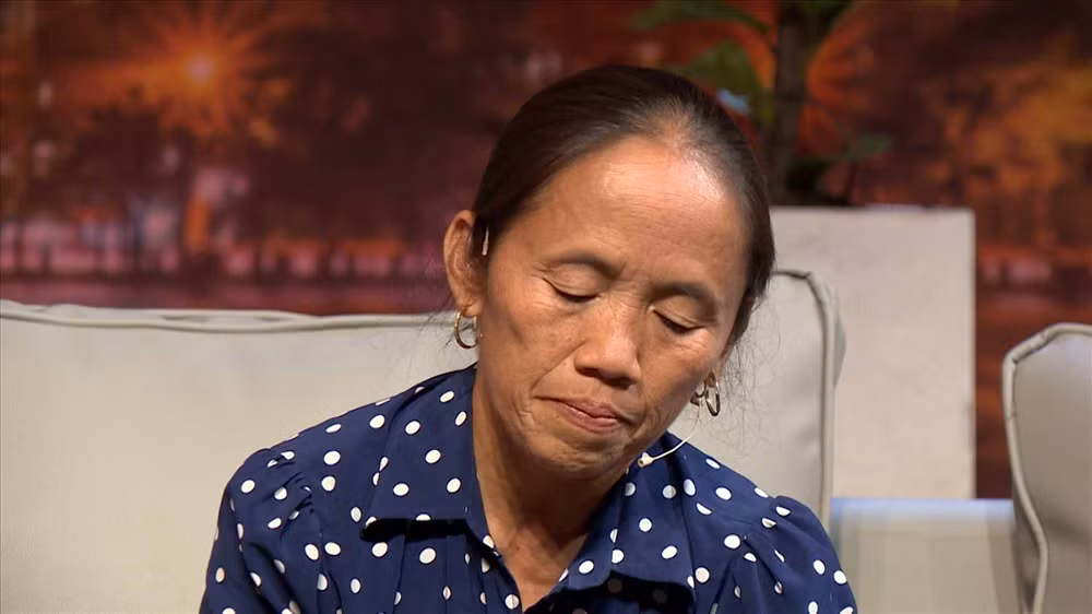 Không còn làn da căng bóng, gương mặt bà Tân hiện tại đã để lộ rõ nếp nhăn tuổi tác.