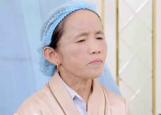 "Tân trang" ngoại hình, bà Tân Vlogs giờ ra sao? Cuối tháng 10 năm ngoái, Bà Tân Vlogs gây chú ý khi quyết định tân trang nhan sắc khi tuổi tác cao. Đồng hành cùng nữ Youtuber không ai khác chính là cậu con trai tên Hưng Vlog.