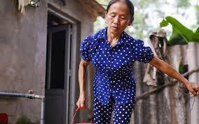 Cách đây 4 năm, hình ảnh về một người phụ nữ nhỏ bé (cao chưa đến 1m50) nấu các món ăn siêu to khổng lồ đã nhận về sự quan tâm lớn của dân mạng. Đó là bà Tân Vlog đến từ Bắc Giang.