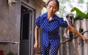 Cách đây 4 năm, hình ảnh về một người phụ nữ nhỏ bé (cao chưa đến 1m50) nấu các món ăn siêu to khổng lồ đã nhận về sự quan tâm lớn của dân mạng. Đó là bà Tân Vlog đến từ Bắc Giang.