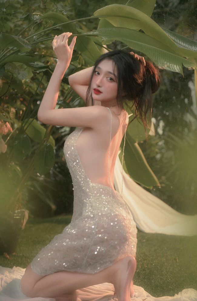 Khánh Linh ưa chuộng phong cách mỏng manh, gợi cảm nhưng không quá đà. Cô nàng thường xuất hiện trong những bộ ảnh nghệ thuật với biểu cảm mơ màng, khung cảnh trữ tình.