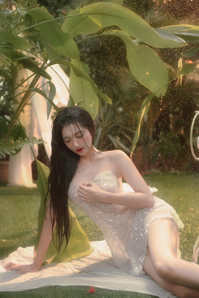 Trái ngược với gương mặt ngây thơ, cô gái Đắk Nông sở hữu vóc dáng bốc lửa với đường cong nõn nà. Làn da trắng như bông bưởi giúp Khánh Linh nổi bần bật trong mọi loại trang phục.