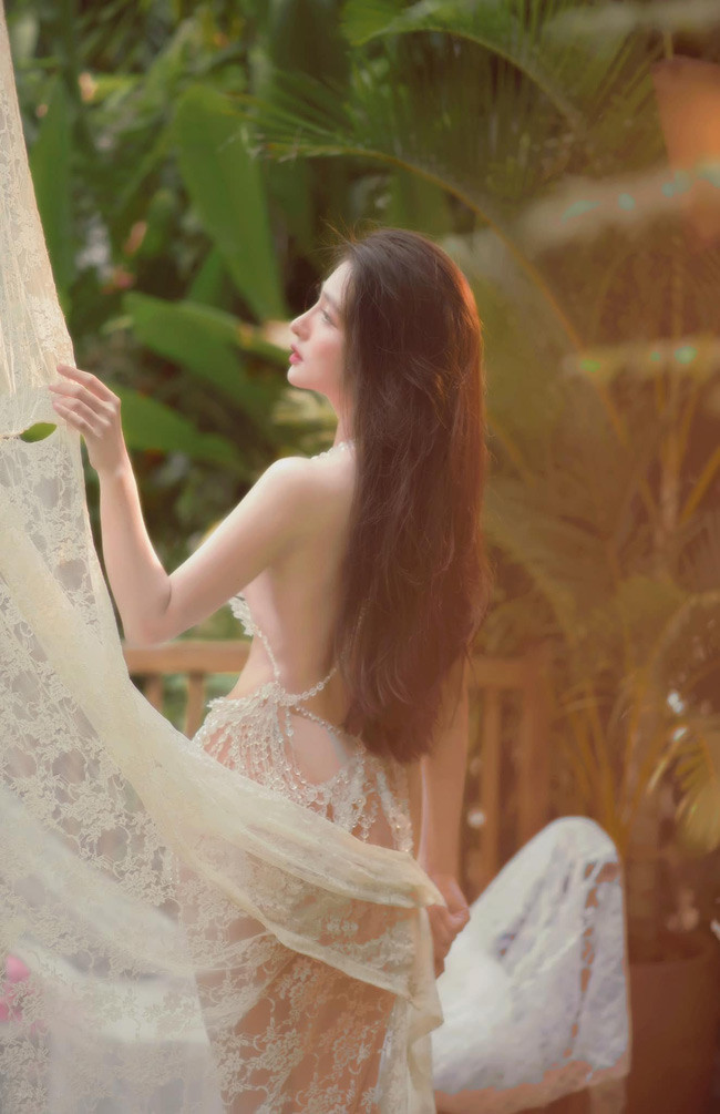 Khánh Linh nổi tiếng nhờ sở hữu gương mặt xinh như búp bê cùng vẻ đẹp mỏng manh sương khói. Cô nàng được ví như nàng thơ với những bộ ảnh nghệ thuật đẹp dịu dàng và thuần khiết.