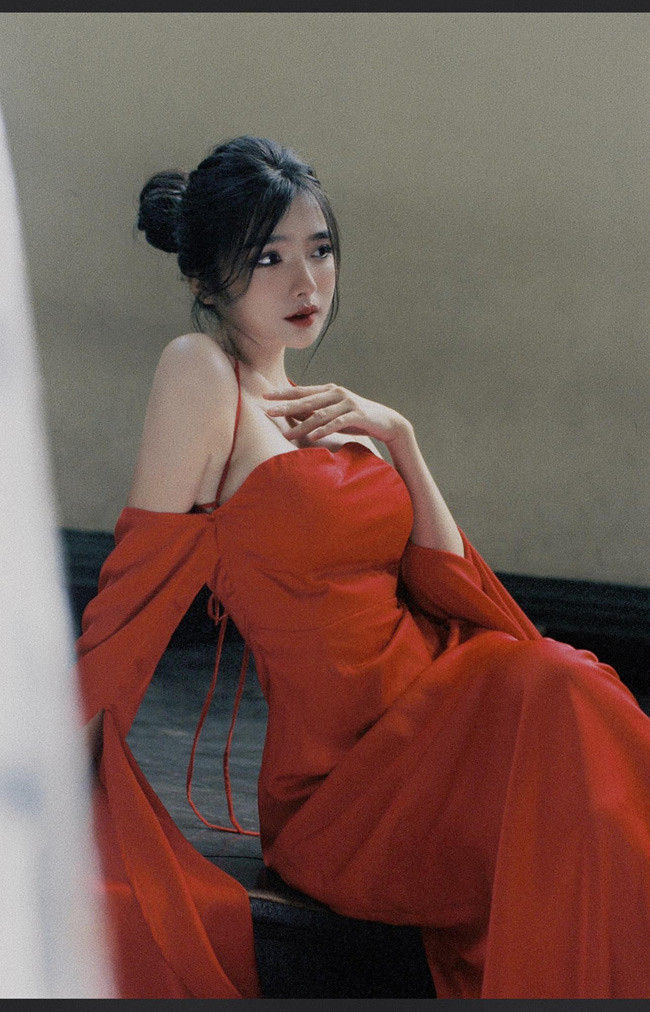 Thời gian đầu, cuộc sống của Khánh Linh rất gian nan. Cô nàng cố gắng kiếm từng đồng một để trang trải cuộc sống và có tiền theo học nghề trang điểm.