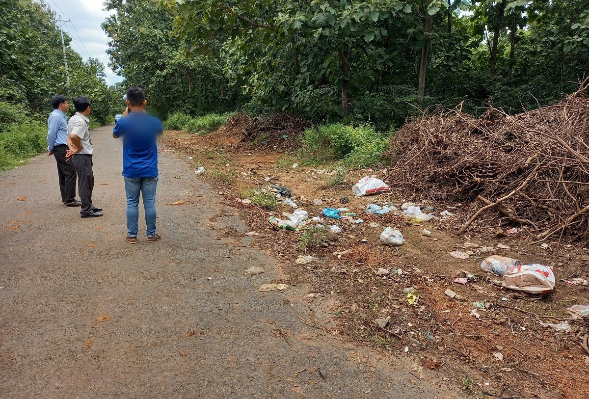 Su that clip Truong Cong an xa Hoa Hoi rut sung “doa” ban dan-Hinh-3