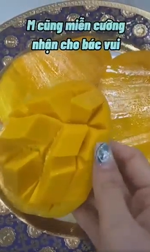 Tuy bị khuyến cáo không nên ăn nhưng TikToker trên được bác lao công hái quả và vệ sinh kĩ lưỡng nên cô nàng đã thử ăn...