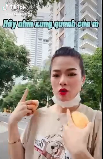 Hỏi ra mới biết con đường bí ẩn đầy cây xoài nằm tại Trung Quốc, điều kì lạ là xoài nhiều như vậy nhưng dường như chẳng ai quan tâm lắm mà hái ăn.