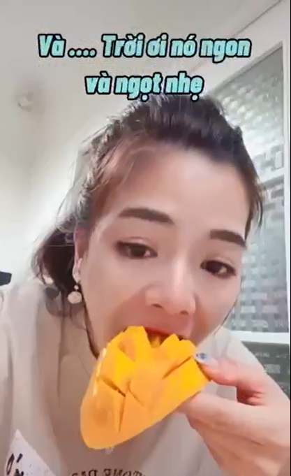 Hóa ra bên trong, quả xoài vô cùng vàng và ngọt.