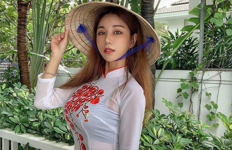 Nữ DJ Hàn Quốc diện áo dài xuyên thấu.