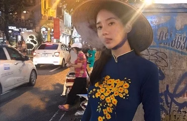 Nữ thực tập sinh Hàn Quốc Han Seo Hee bị phản ứng dữ dội khi mặc áo dài, đội nón lá, đứng hút thuốc.