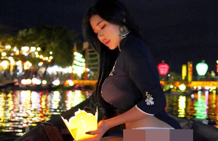 Chưa dừng lại, cô nàng diện áo dài không quần thả đèn hoa đăng trên sông Hoài.
