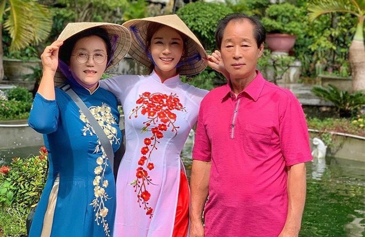 Chất liệu áo dài chất liệu khá mỏng phối với áo lót tối màu bên trong khiến hình ảnh của nữ DJ trở nên kém đẹp.