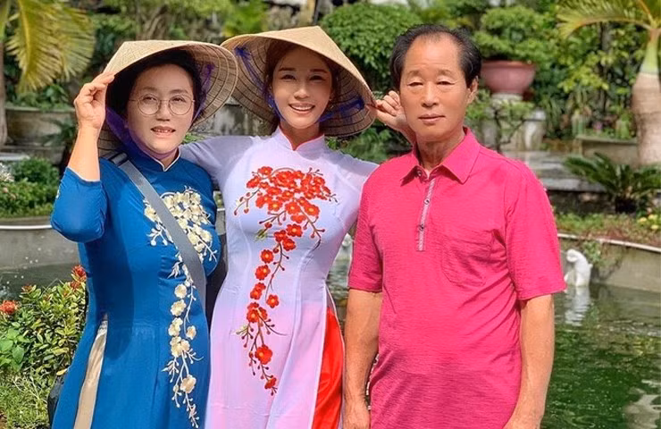 Chất liệu áo dài chất liệu khá mỏng phối với áo lót tối màu bên trong khiến hình ảnh của nữ DJ trở nên kém đẹp.