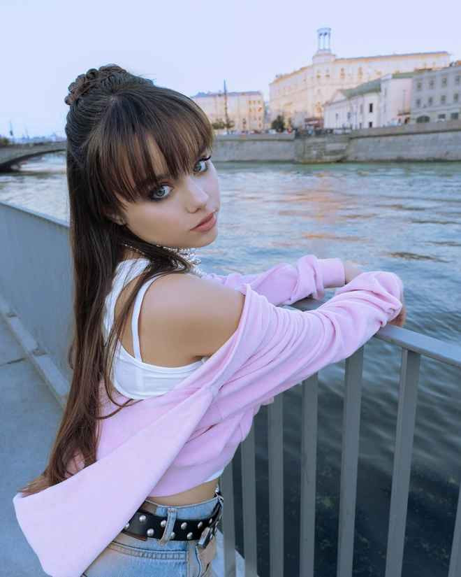 Sau gần 10 năm từ ngày nổi tiếng, Anastasia giờ đã là 1 thiếu nữ ở tuổi 13. Trên trang Instagram có hơn 1,2 triệu lượt theo dõi, cô mẫu nhí 1 thời thường xuyên đăng tải hình ảnh cá nhân với hình tượng trưởng thành, khác lạ.