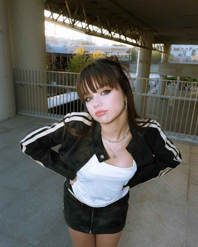 Từ phong cách ăn mặc cũng cho thấy ở Anastasia có sự quyến rũ, phóng khoáng rưởng thành hơn tuổi 13.