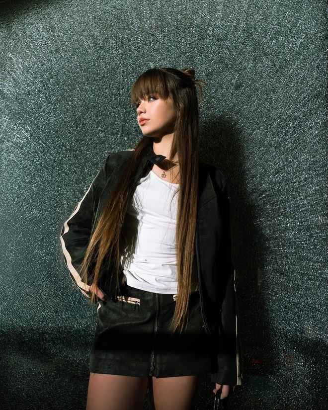 Ngoài việc giữ lại kiểu tóc mái bằng thuở bé, visual của Anastasia cũng đã có nhiều mới mẻ, với đường nét sắc sảo và makeup cá tính, đôi mắt xanh của cô cũng không còn nhạt màu như trước.