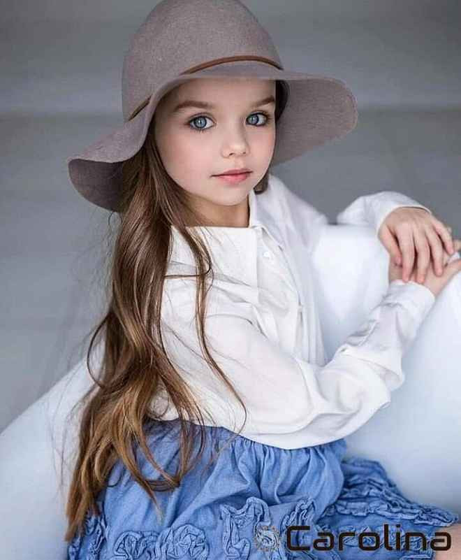 Sau khi nổi tiếng nhờ vẻ ngoài đặc biệt, việc Anastasia nhanh chóng được săn đón bởi các thương hiệu thời trang với lời mời làm người mẫu là điều ắt hẳn phải xảy ra.