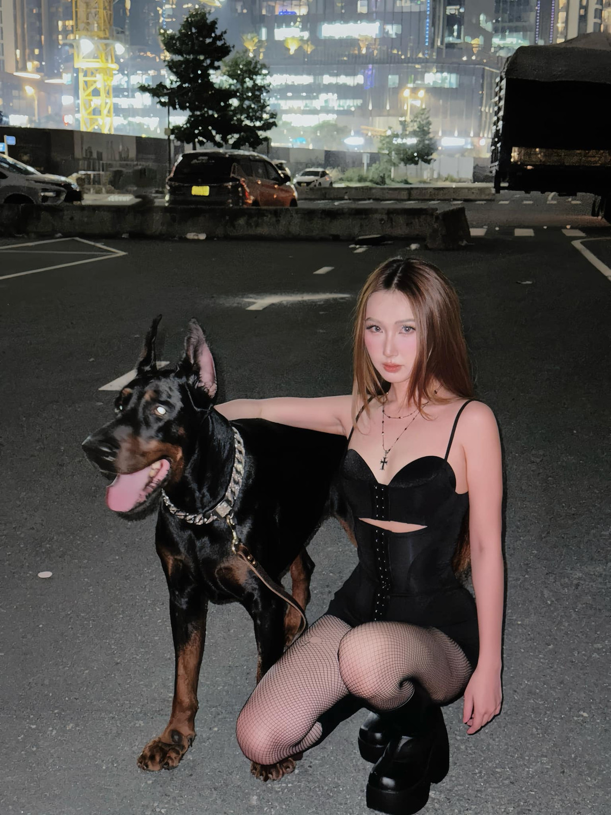 Ngoài ra Thanh Mèo cũng nhiều lần gây ấn tượng khia chia sẻ về hình ảnh cuộc sống sang chảnh với xe sang, hàng hiệu. Phía dưới những clip này, nhiều thanh niên hào hứng đòi nhận cô nàng là vợ.