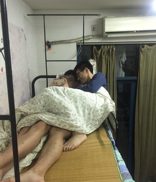 Những bức ảnh đầy sự cưng nựng, các nam sinh sẵn sàng ngủ chung giường, ôm ấp vô cùng hạnh phúc.