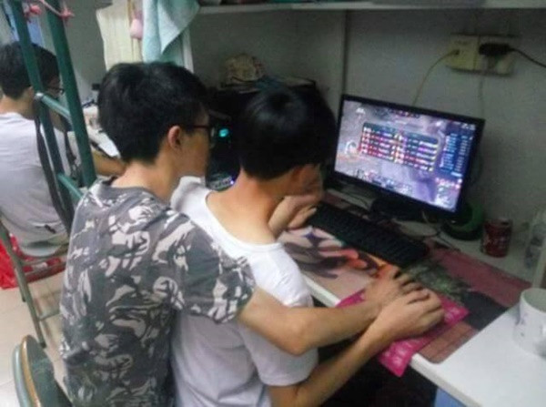 Dưới phần bình luận, rất nhiều người đã đồng cảm và chia sẻ câu chuyện thú vị mà mỗi người đã từng trải nghiệm trong cuộc sống khi bắt gặp các anh chàng thân thiết với nhau một cách... kỳ lạ.