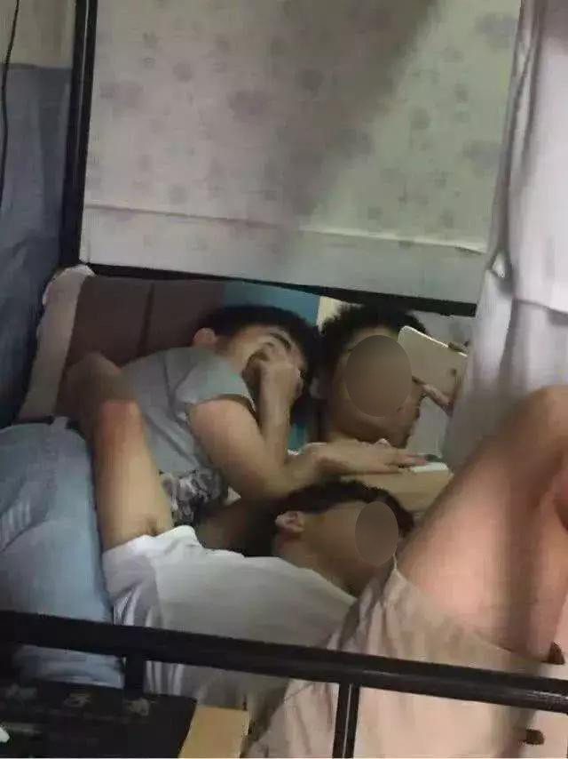 Mới đây, cư dân mạng truyền nhau những bức ảnh chụp lại các chàng sinh viên sống cùng nhau trong ký túc xá nam sinh.