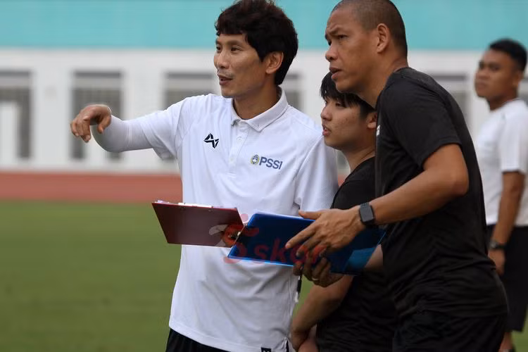 Nhìn vào sự nghiệp huấn luyện của Gong có thể thấy một chi tiết nổi bật, ông thường làm việc ở các đội trẻ. Ngoài thời gian ngắn là cánh tay phải của HLV Jeong Jeong-yong ở CLB Seoul E-Land, ông từng nắm đội U18, làm trợ lý tại U17, U20, U23 Hàn Quốc, cầm U20 Indonesia và bây giờ là HLV của U23 Việt Nam.