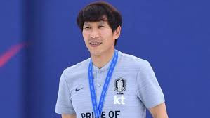 Khi giải nghệ năm 2009 trong màu áo CLB Sunshine Coast của Australia, Gong ở lại xứ sở chuột túi và tham gia công tác đào tạo trẻ cùng Shin Tae-yong (HLV của Indonesia hiện tại) trong 4 năm rưỡi.