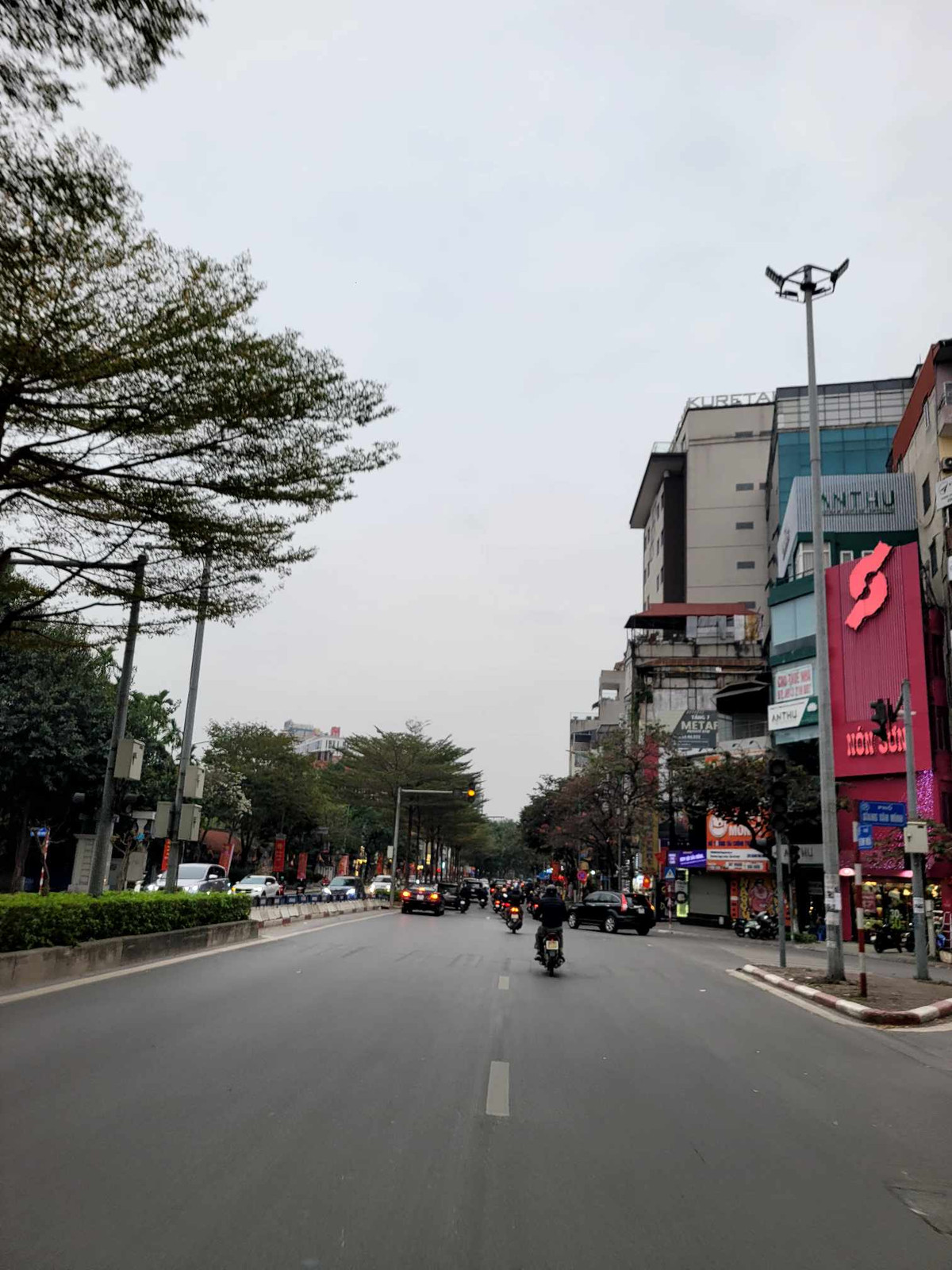 Một góc đường đôi Kim Mã trong sáng 30 Tết.