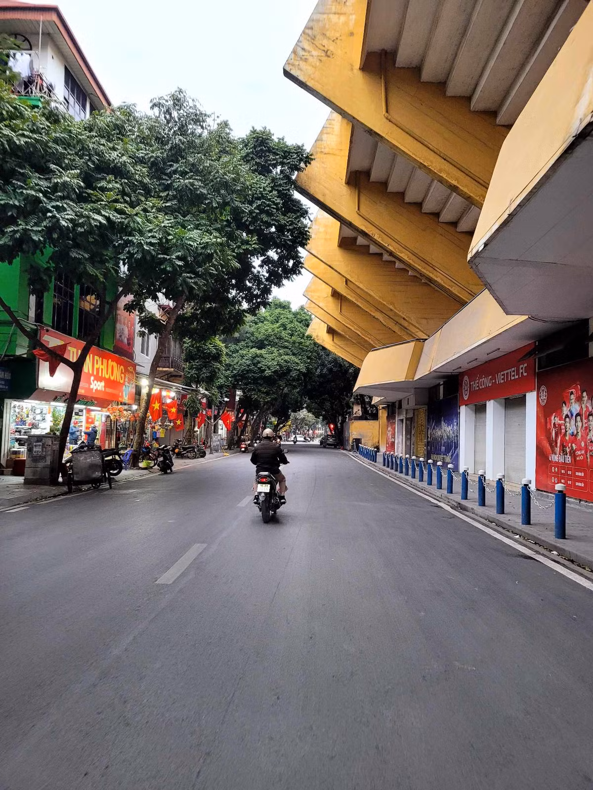 Nhiều người vẫn luôn nhớ tới một Hà Nội đông đúc, ồn ào và tất bật theo guồng quay của cuộc sống, ngược xuôi xô bồ với bộn bề công việc.