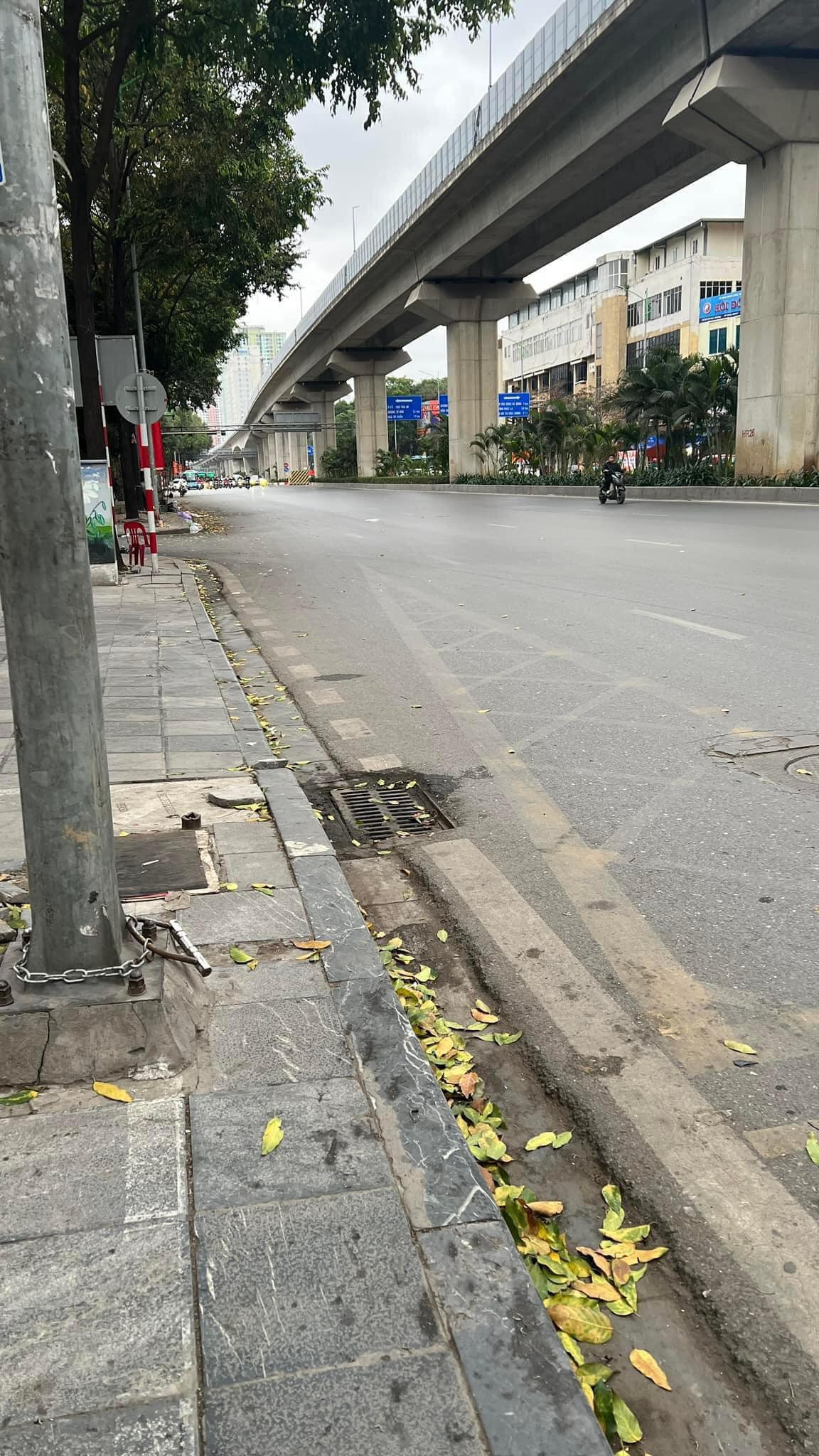 Thế nhưng, Hà Nội những ngày cuối năm bình yên đến lạ. Những hình ảnh về một nhịp sống chậm rãi, sâu lắng như đưa chúng ta về một thời xưa cũ, mộc mạc.