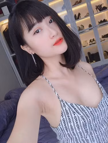 Thùy Dương từng tốt nghiệp khoa Sân khấu, ĐH Sân khấu - Điện ảnh Hà Nội. Cô từng tham gia đóng vai phụ trong một vài bộ phim như "Những cô gái trong thành phố". Tuy nhiên, hiện tại nàng WAGs không theo nghề diễn mà tập trung vào công việc kinh doanh riêng.