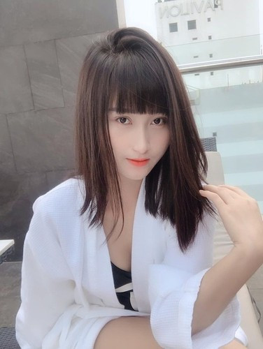 Vợ của Huy Hùng là Thùy Dương sinh năm 1995, quê ở Bắc Ninh. Cô nàng sở hữu gương mặt xinh xắn, làn da trắng trẻo.