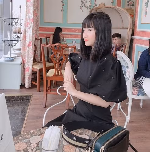 Cách ăn mặc và trang điểm của Thùy Dương cũng khá sành điệu, hiện đại, không thua kém hot girl nào.