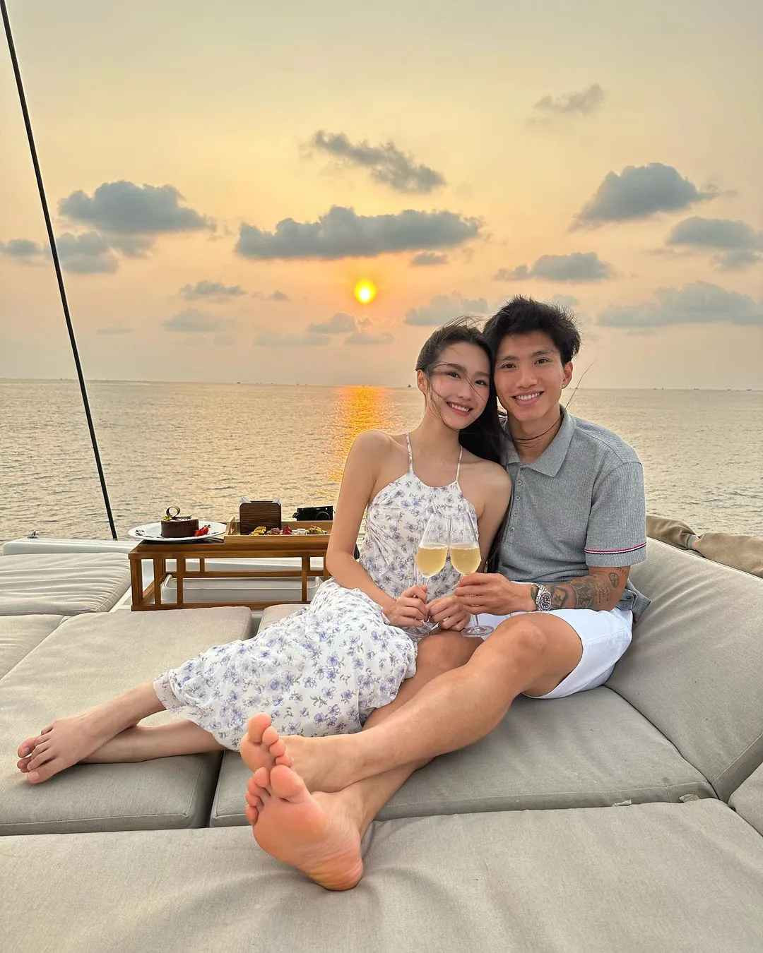 “Hồi Hậu với bé My chưa công khai, mỗi lần cả nhóm đi chơi bao giờ Hậu cũng phải dặn ‘Này anh chị em mình chụp ảnh kỷ niệm nhưng mà đừng có up lên trên mạng nhé!’. Nên mọi người trong nhóm ai cũng tiếc vì bao nhiêu ảnh kỷ niệm vui vẻ của cả team mà không được đăng” - người chị thân của Văn Hậu nói.