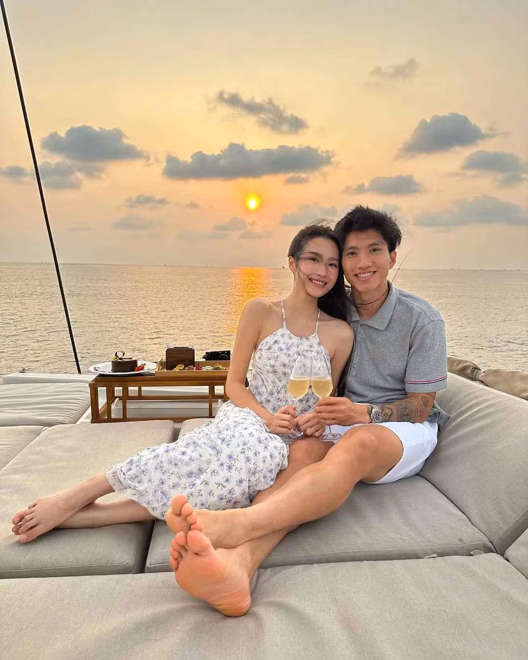 “Hồi Hậu với bé My chưa công khai, mỗi lần cả nhóm đi chơi bao giờ Hậu cũng phải dặn ‘Này anh chị em mình chụp ảnh kỷ niệm nhưng mà đừng có up lên trên mạng nhé!’. Nên mọi người trong nhóm ai cũng tiếc vì bao nhiêu ảnh kỷ niệm vui vẻ của cả team mà không được đăng” - người chị thân của Văn Hậu nói.