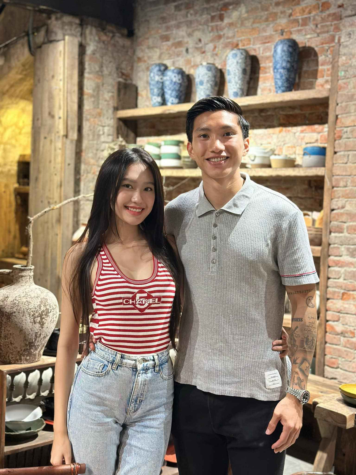 Phía dưới những chia sẻ này của Hoàng Kim Ngọc, dân tình tỏ ra rất thích thú về sự cẩn thận của chàng cầu thủ trong việc bảo vệ mối quan hệ của mình.