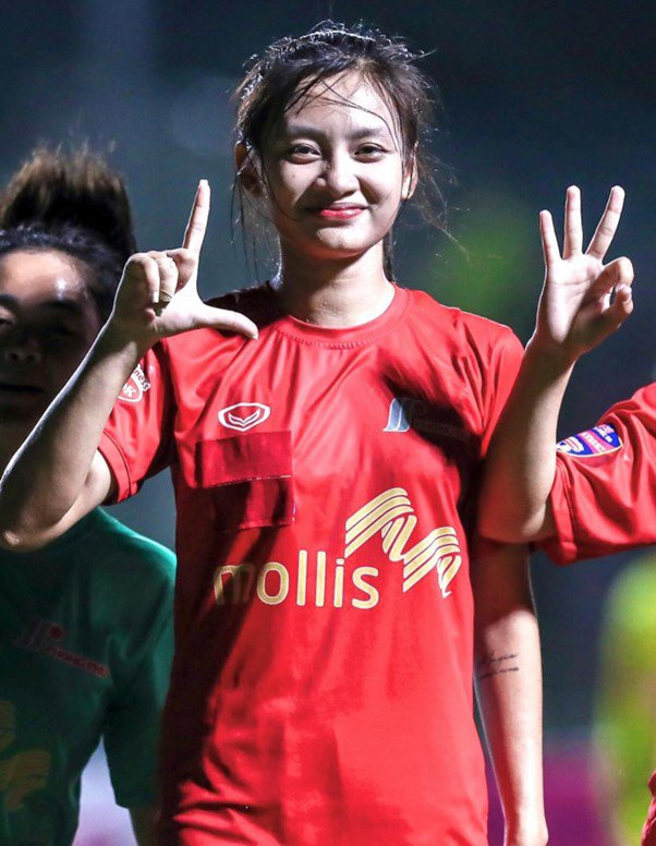 Lê Hồng Yêu sinh năm 2007 quê Thanh Hoá, thi đấu ở vị trí trung vệ cho CLB Phong Phú Hà Nam tại giải bóng đá nữ U19 quốc gia 2025.