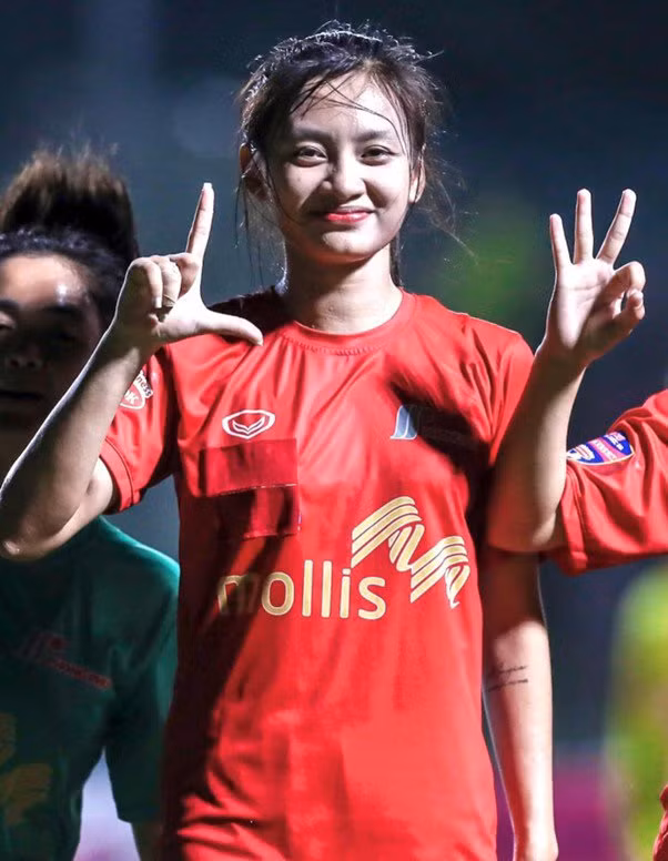 Lê Hồng Yêu sinh năm 2007 quê Thanh Hoá, thi đấu ở vị trí trung vệ cho CLB Phong Phú Hà Nam tại giải bóng đá nữ U19 quốc gia 2025.