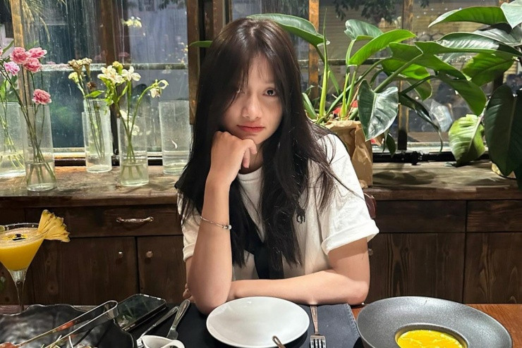 Ngoài đời, Hồng Yêu lại thu hút với vẻ xinh đẹp dễ thương và ngọt ngào.