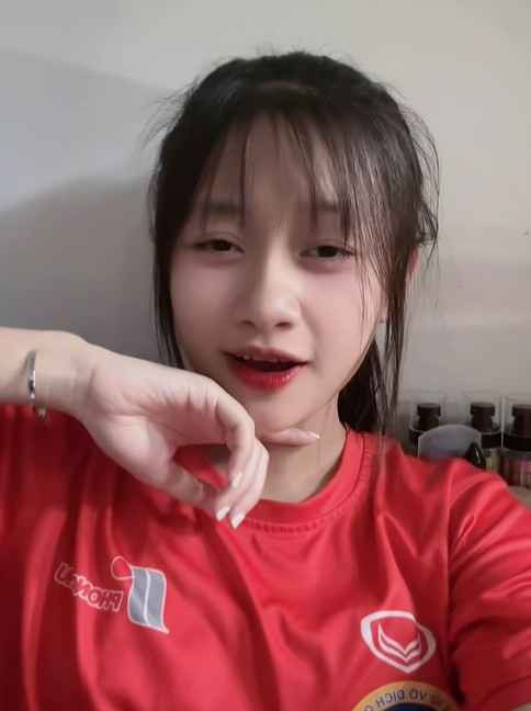 Trên trang cá nhân, Hồng Yêu thường xuyên chia sẻ hình ảnh tập luyện và vui chơi bên bạn bè, đồng đội