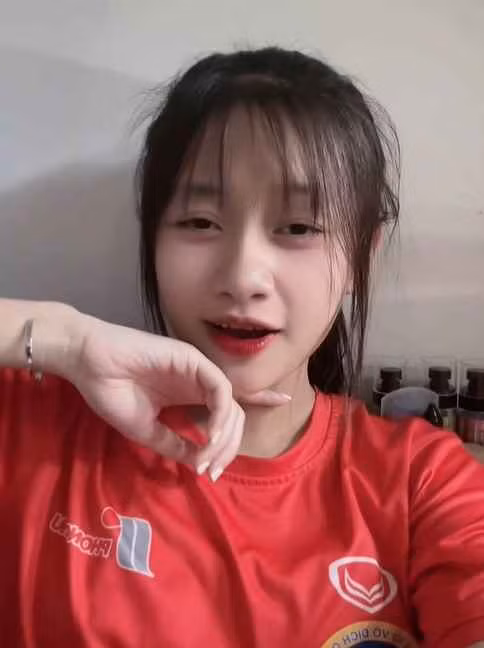 Trên trang cá nhân, Hồng Yêu thường xuyên chia sẻ hình ảnh tập luyện và vui chơi bên bạn bè, đồng đội