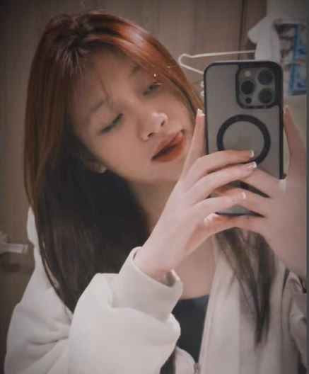 Nhờ chiều cao nổi bật, Hồng Yêu nhận nhiều lời khen dù chỉ diện trang phục nhẹ nhàng. Nữ cầu thủ được nhiều người hâm mộ dự đoán trở thành hot girl thế hệ mới của làng bóng đá nữ Việt Nam.